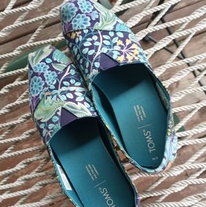 Tom's W sz 9 slip ons, floral print